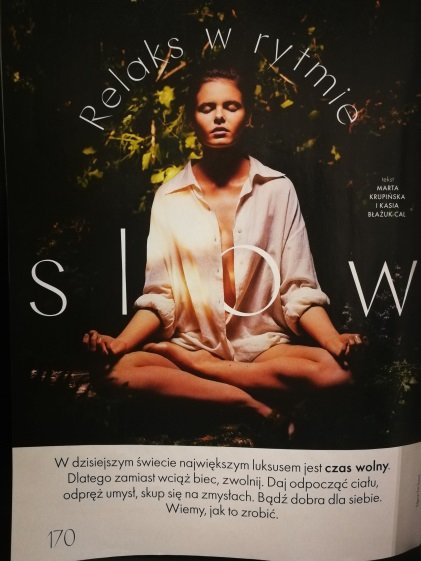 zrelaksowana kobieta w rytnie slow
